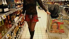Exhibe en mini jupe ras-du-cul au supermarché