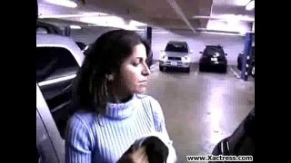 Une salope suce son mec dans un parking souterrain