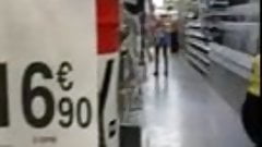 Femme qui fait du shopping sans culotte au magasin de bricolage